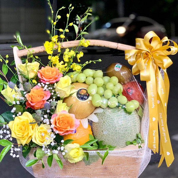 Mẫu giỏ trái cây quà tặng kết hợp hoa tươi tinh tế